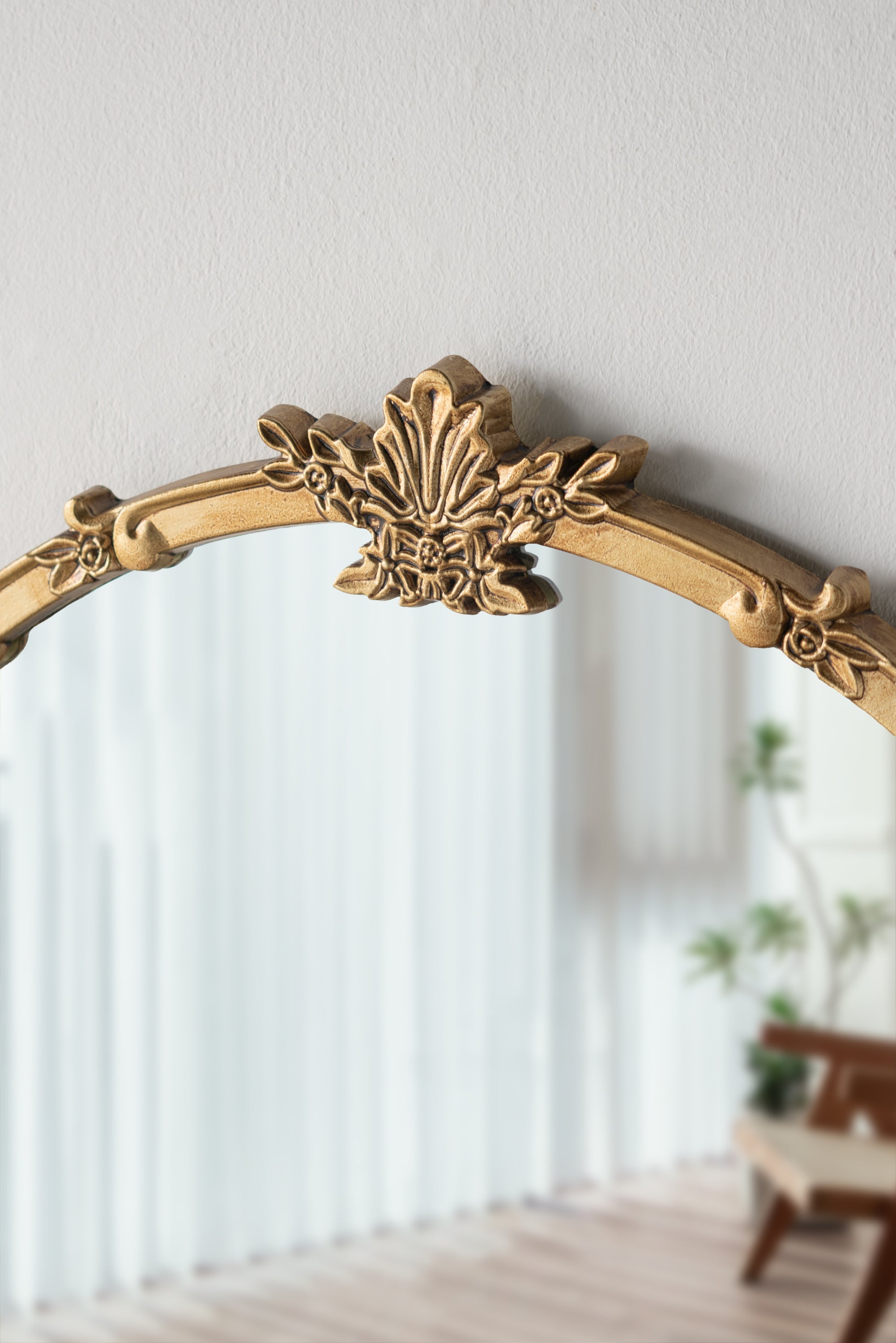 30x31' Round Wall Mirror With Gold Finish And Decorative Leaf Crest